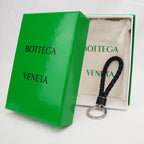 Bottega Veneta Portachiavi Intrecciato in Pelle Nera con Anello Argento