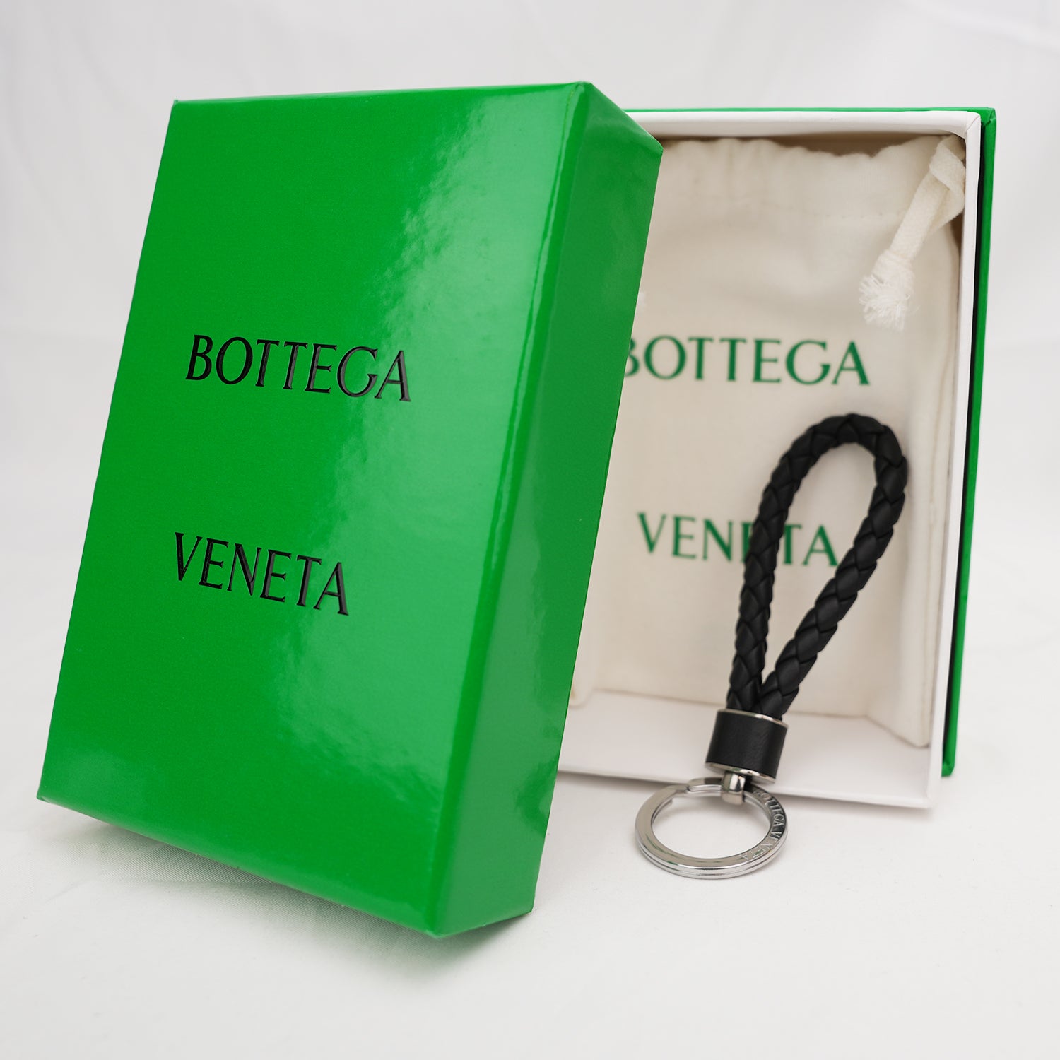Bottega Veneta Portachiavi Intrecciato in Pelle Nera con Anello Argento