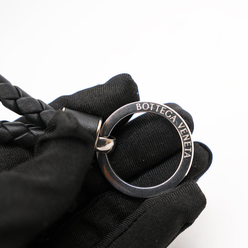 Bottega Veneta Portachiavi Intrecciato in Pelle Nera con Anello Argento