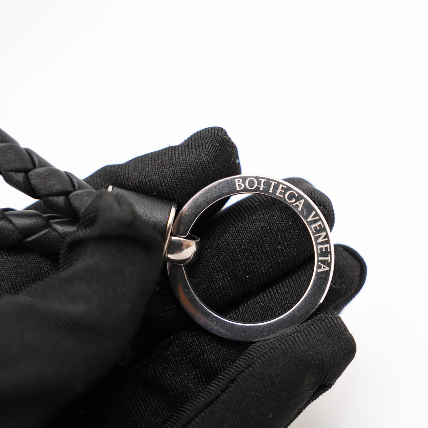 Bottega Veneta Portachiavi Intrecciato in Pelle Nera con Anello Argento