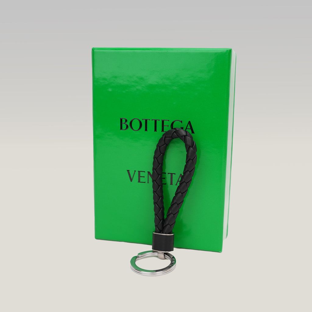 Bottega Veneta Portachiavi Intrecciato in Pelle Nera con Anello Argento