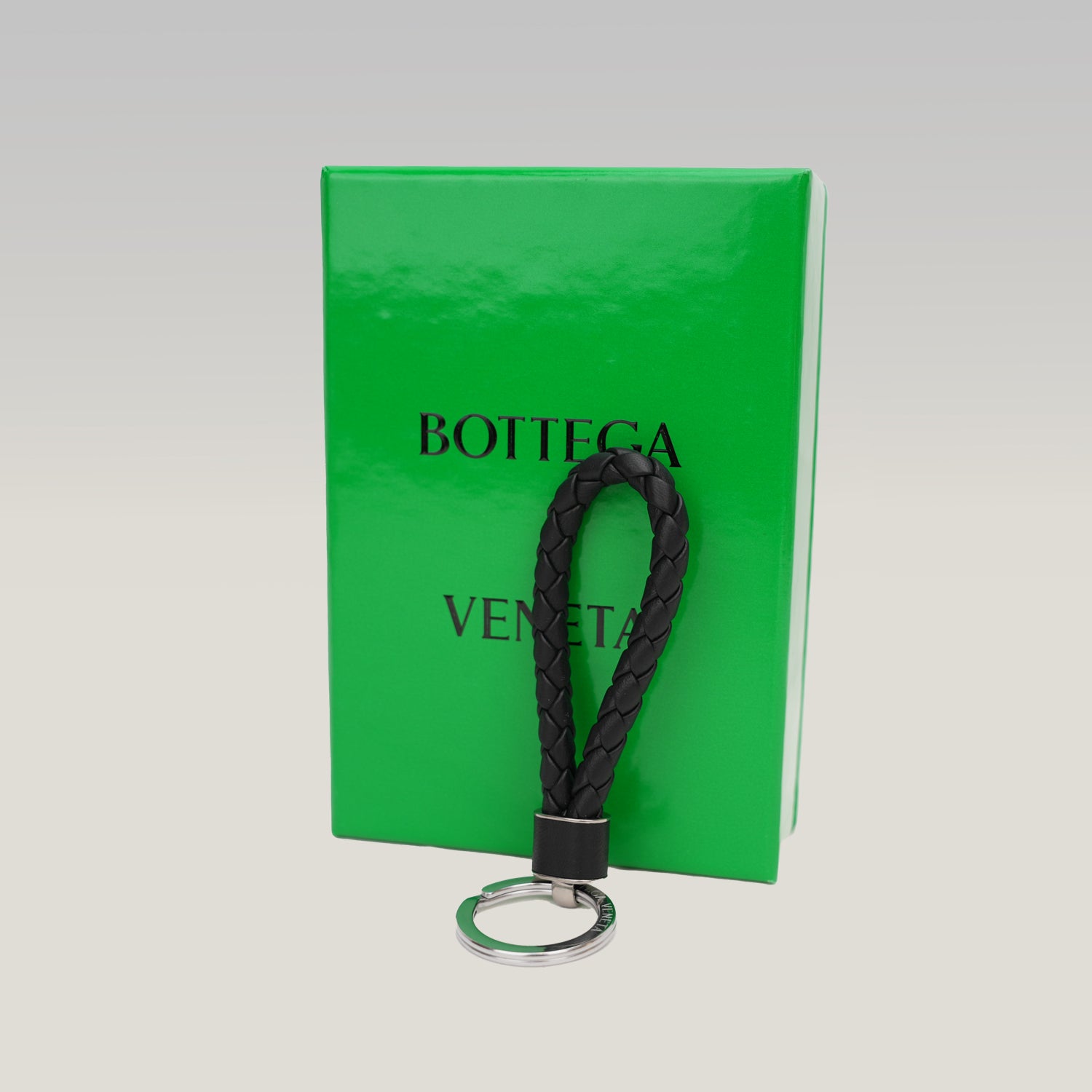 Bottega Veneta Portachiavi Intrecciato in Pelle Nera con Anello Argento