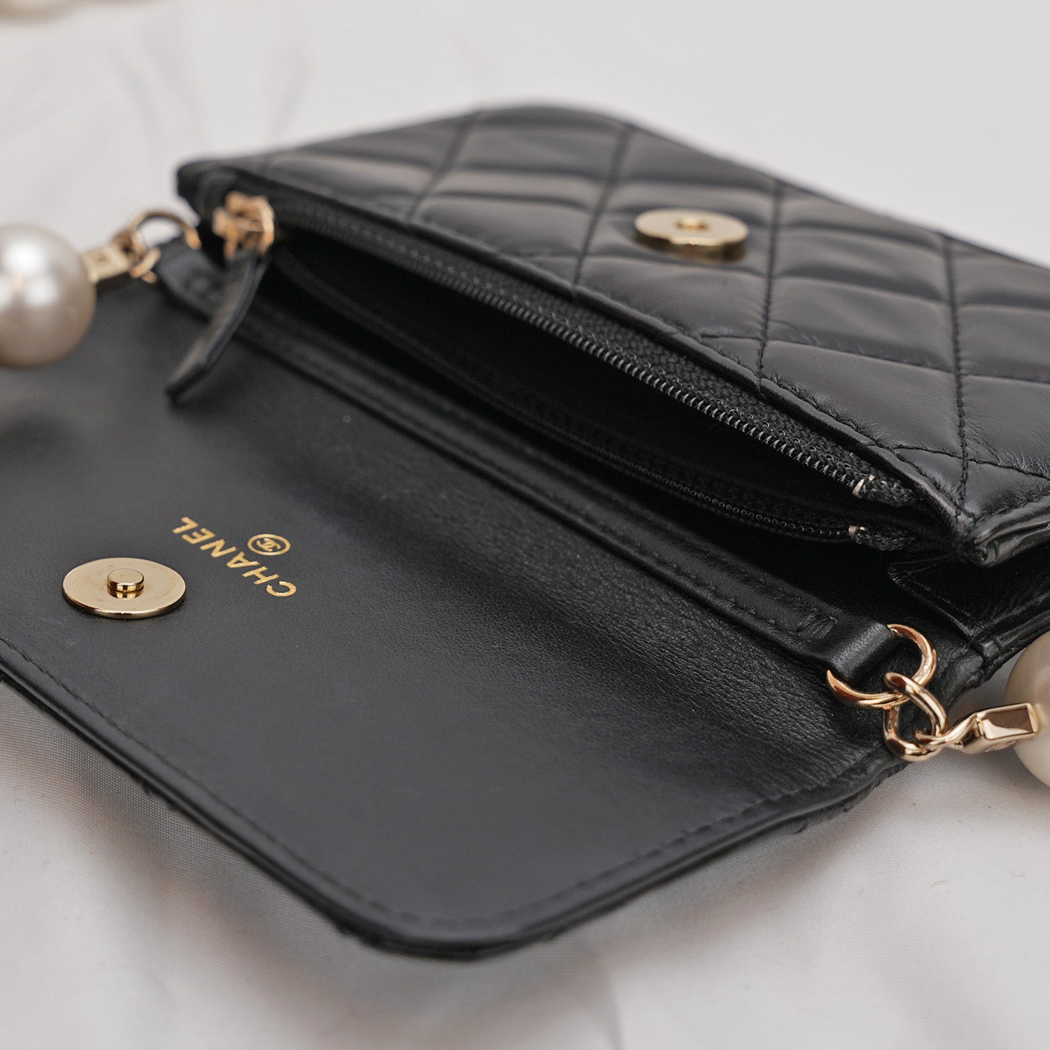 Chanel Wallet on Chain (WOC) Nero con Dettagli Perla