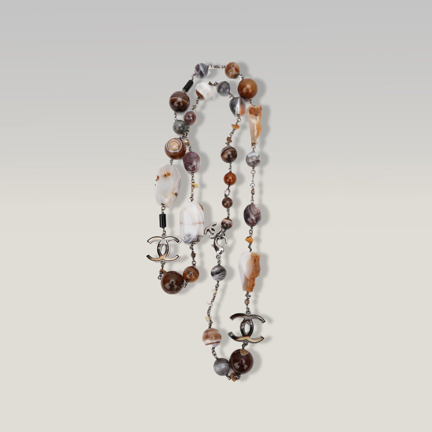 Chanel Collana Lunga CC con Pietre Multicolore e Perle Dettagli Argento