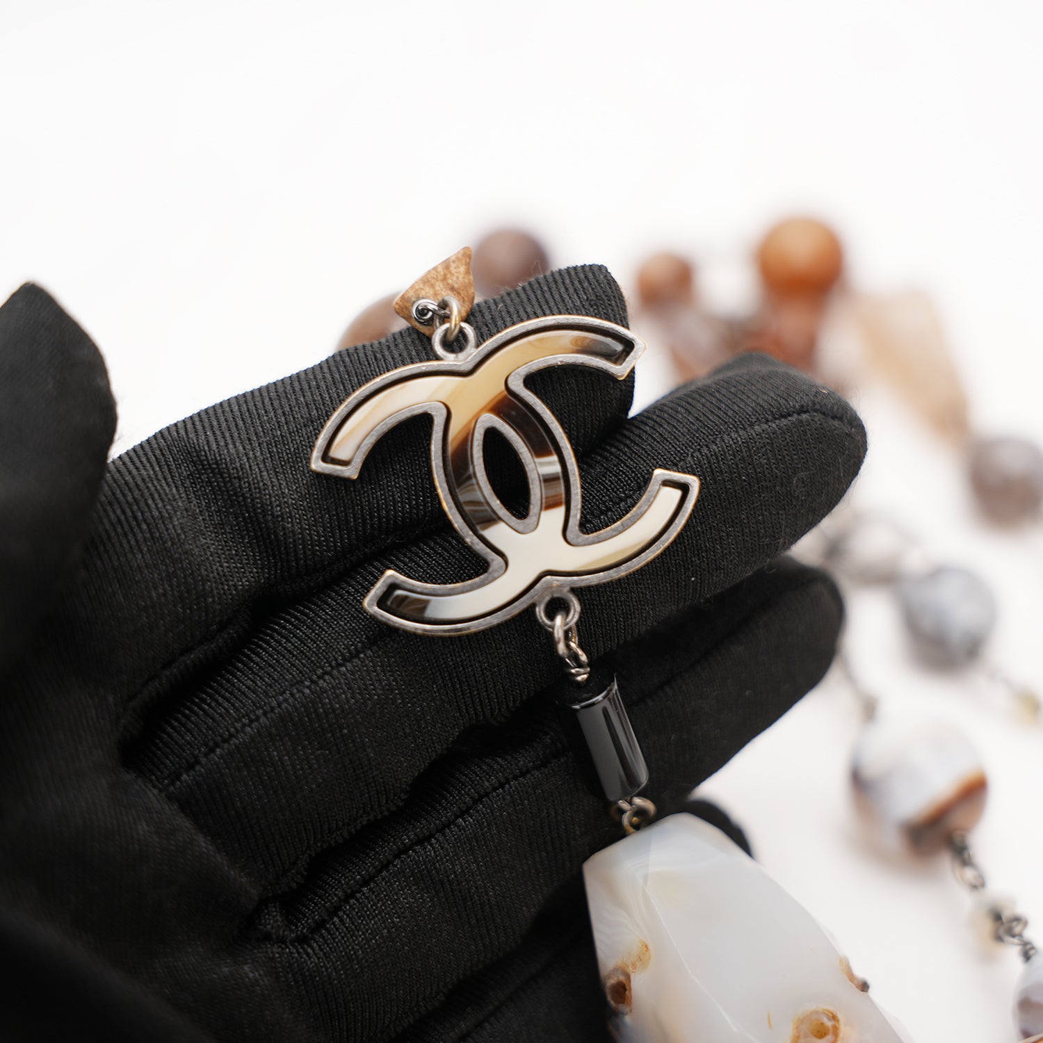 Chanel Collana Lunga CC con Pietre Multicolore e Perle Dettagli Argento