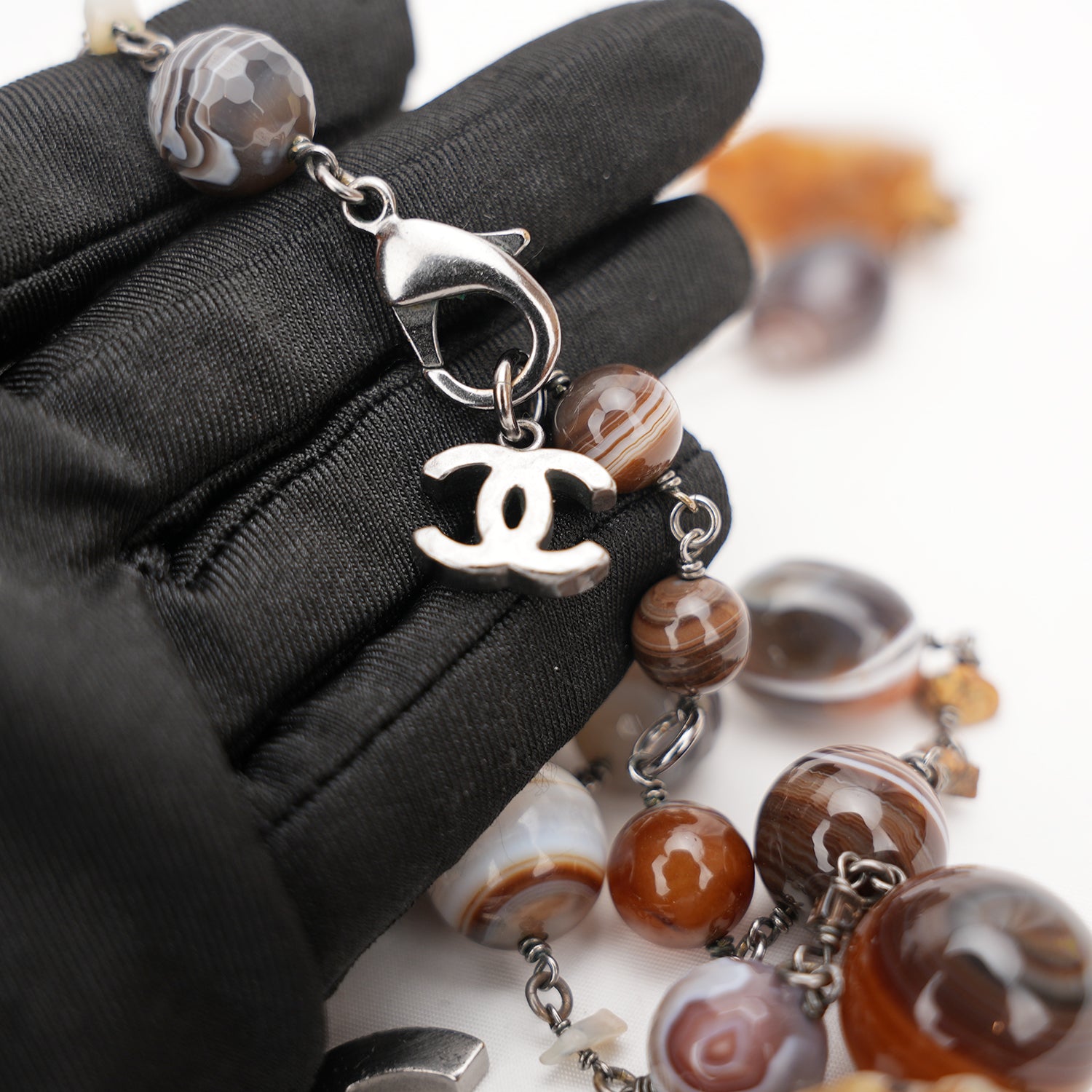 Chanel Collana Lunga CC con Pietre Multicolore e Perle Dettagli Argento