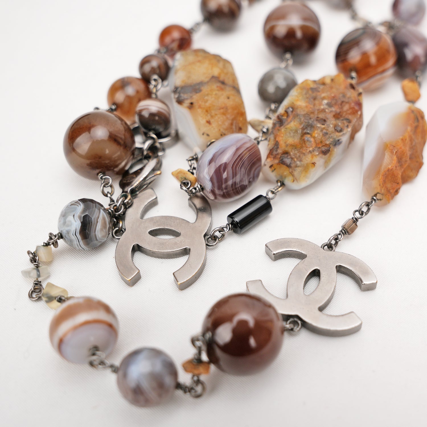 Chanel Collana Lunga CC con Pietre Multicolore e Perle Dettagli Argento
