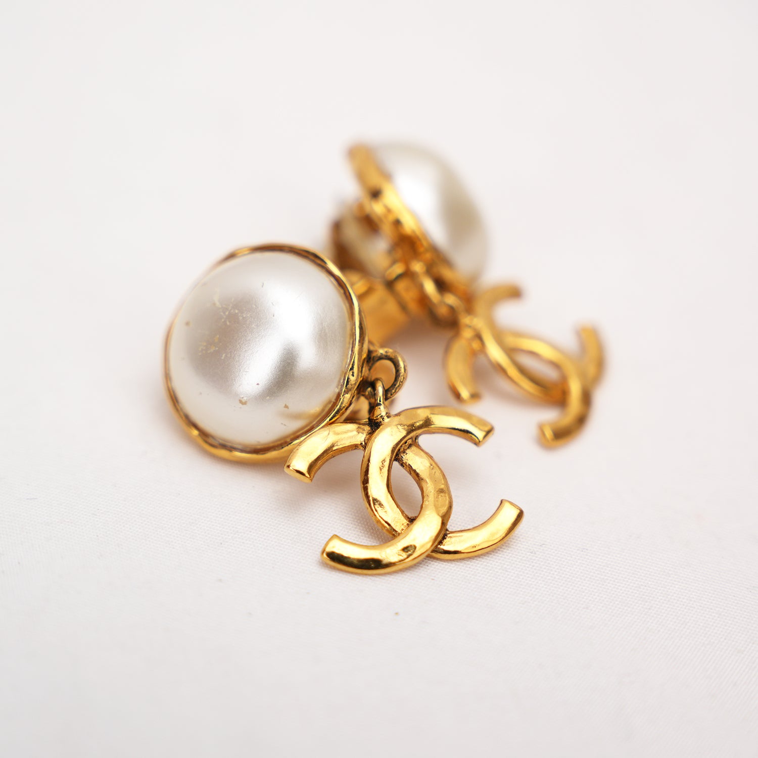 Chanel Orecchini Vintage con Perla e Logo CC Oro 1994 Rari