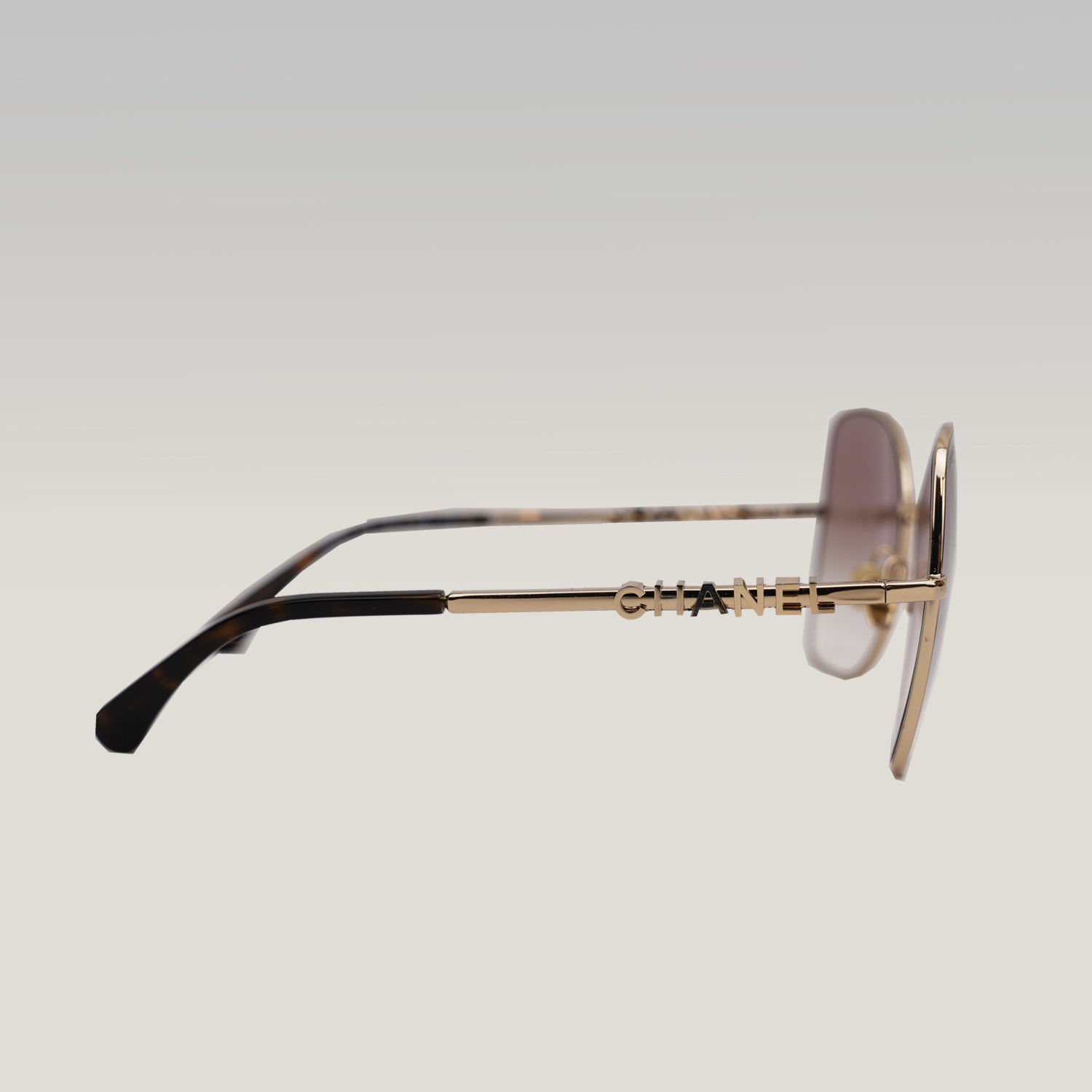 Chanel occhiali da sole con montatura oro e lenti sfumate – eleganti