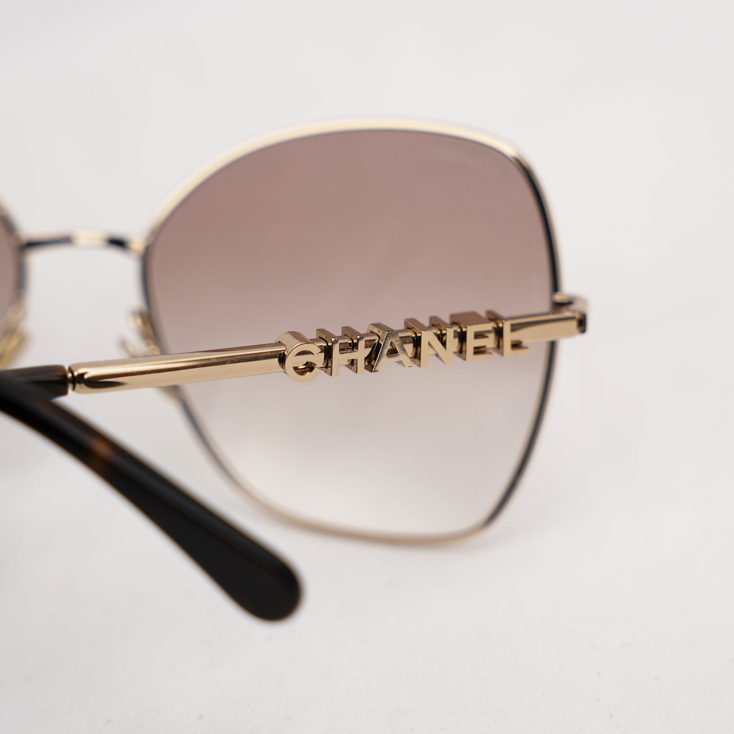 Chanel occhiali da sole con montatura oro e lenti sfumate – eleganti