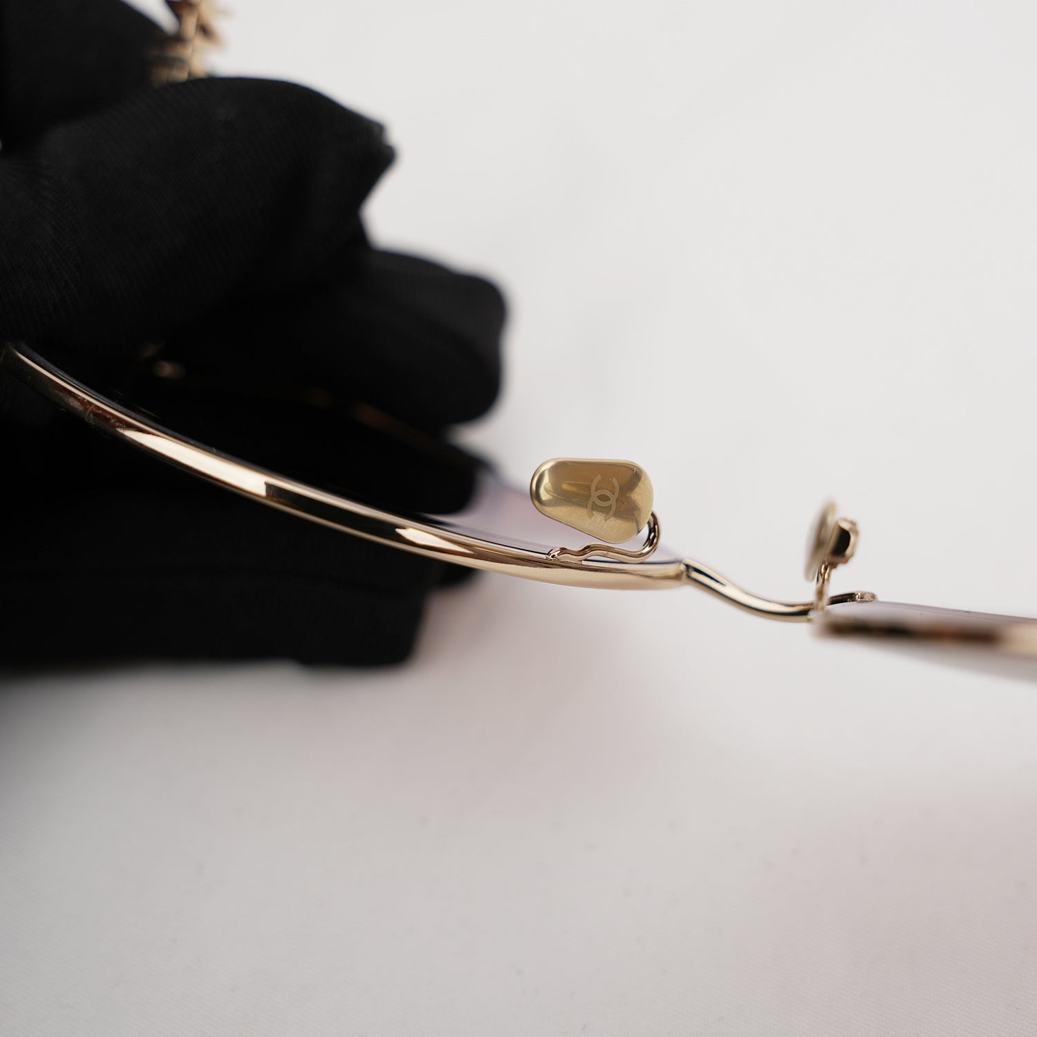 Chanel occhiali da sole con montatura oro e lenti sfumate – eleganti