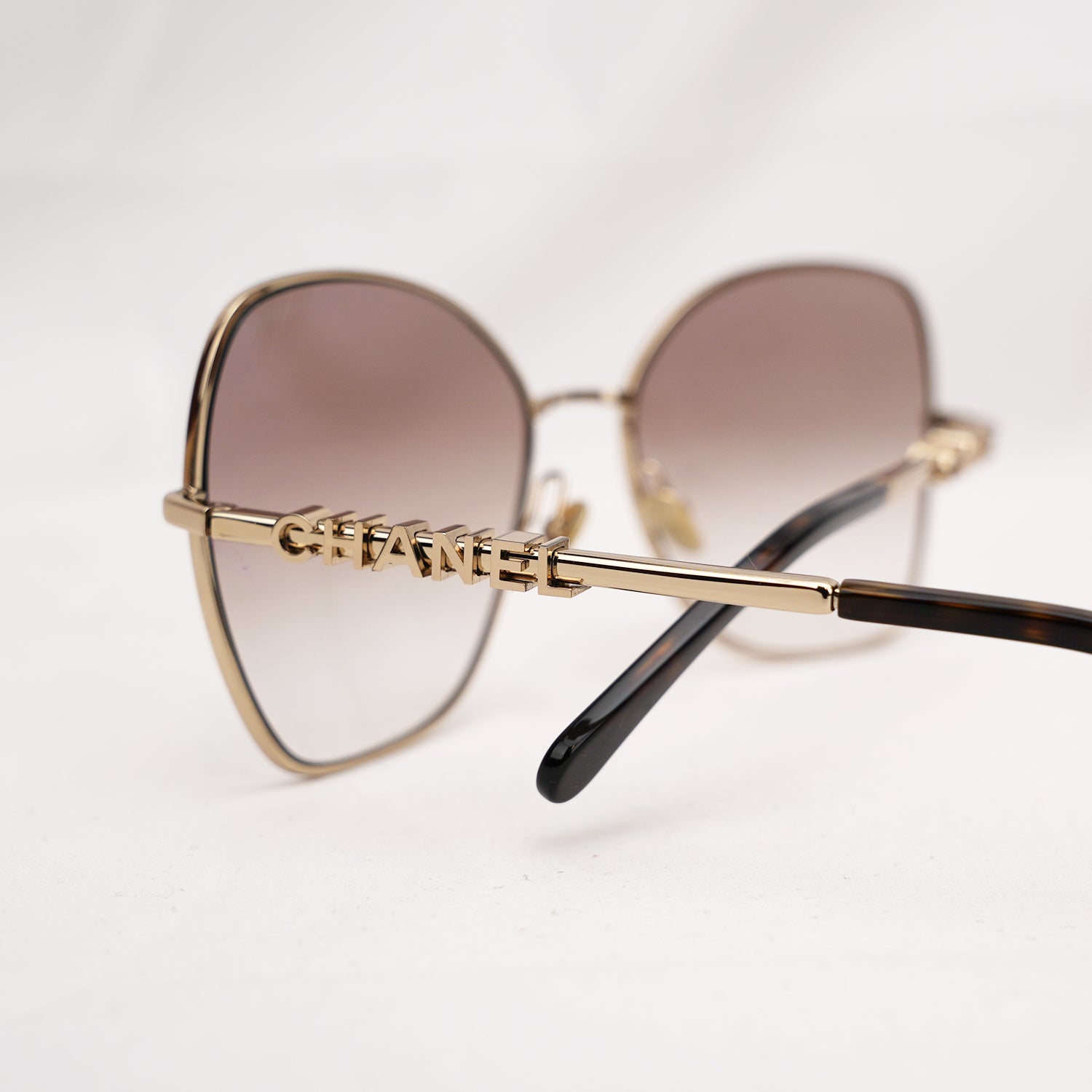 Chanel occhiali da sole con montatura oro e lenti sfumate – eleganti