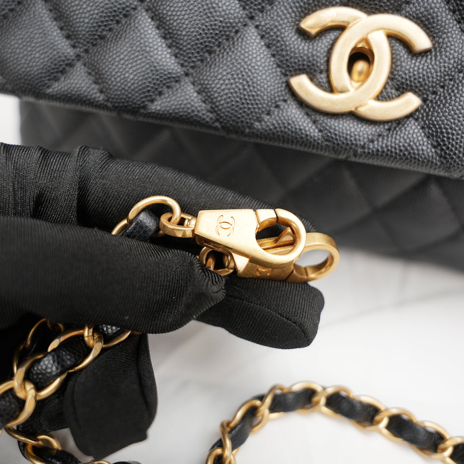 Chanel Coco Handle Media in Pelle Martellata Nera con Manico e Tracolla