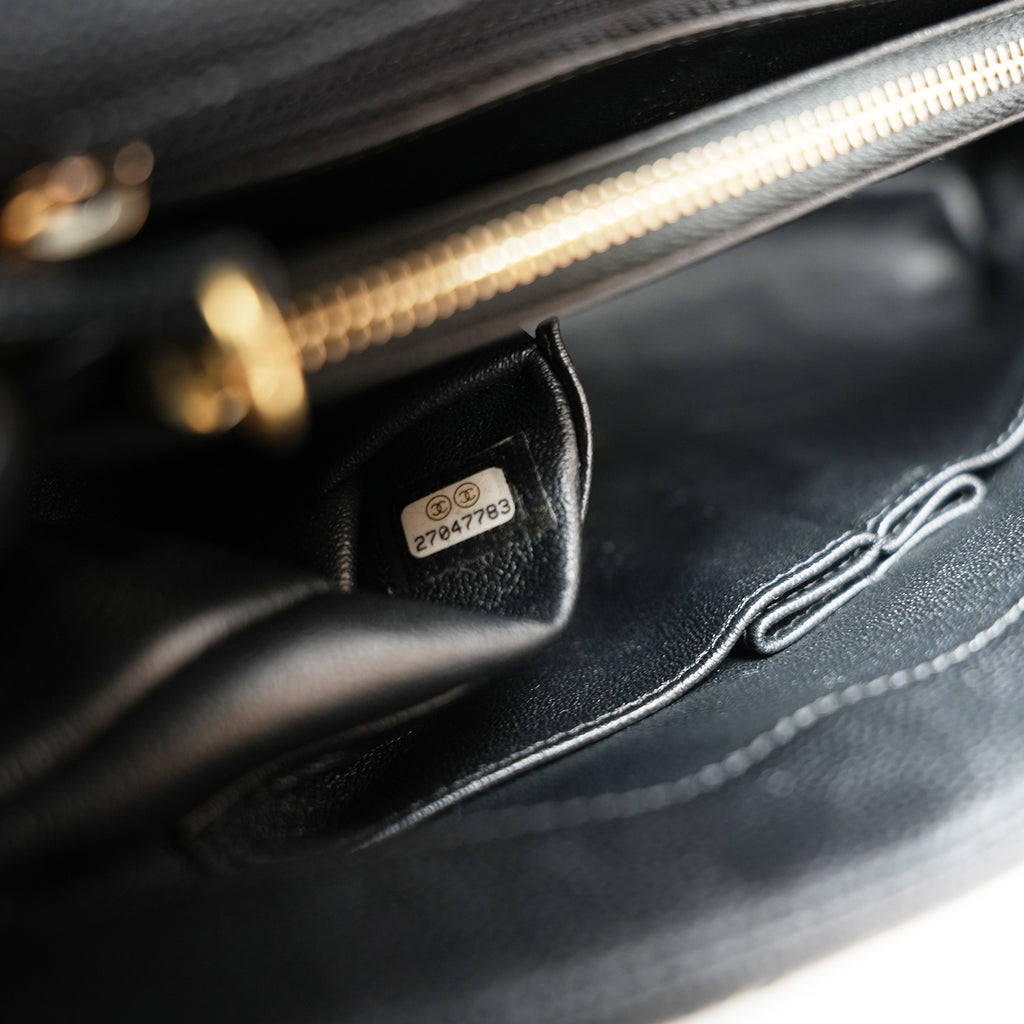 Chanel Coco Handle Media in Pelle Martellata Nera con Manico e Tracolla