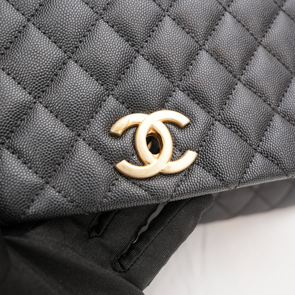 Chanel Coco Handle Media in Pelle Martellata Nera con Manico e Tracolla