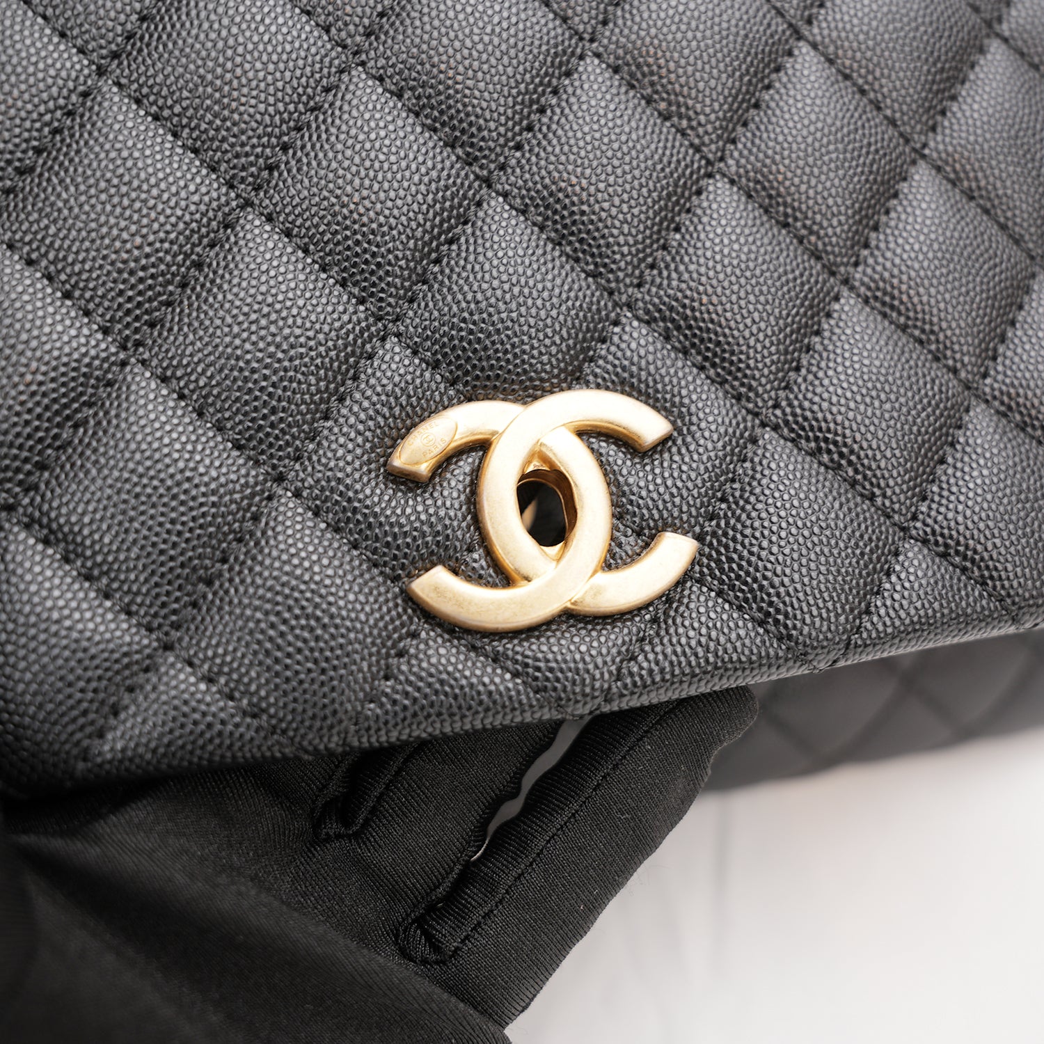 Chanel Coco Handle Media in Pelle Martellata Nera con Manico e Tracolla