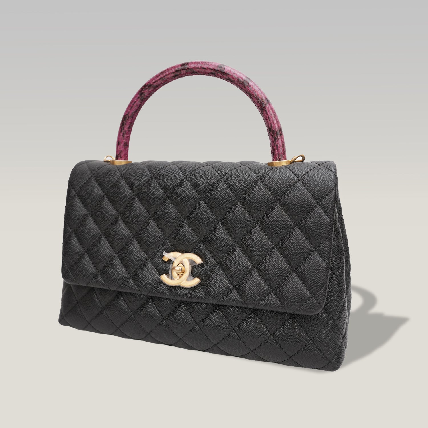 Chanel Coco Handle Media in Pelle Martellata Nera con Manico e Tracolla