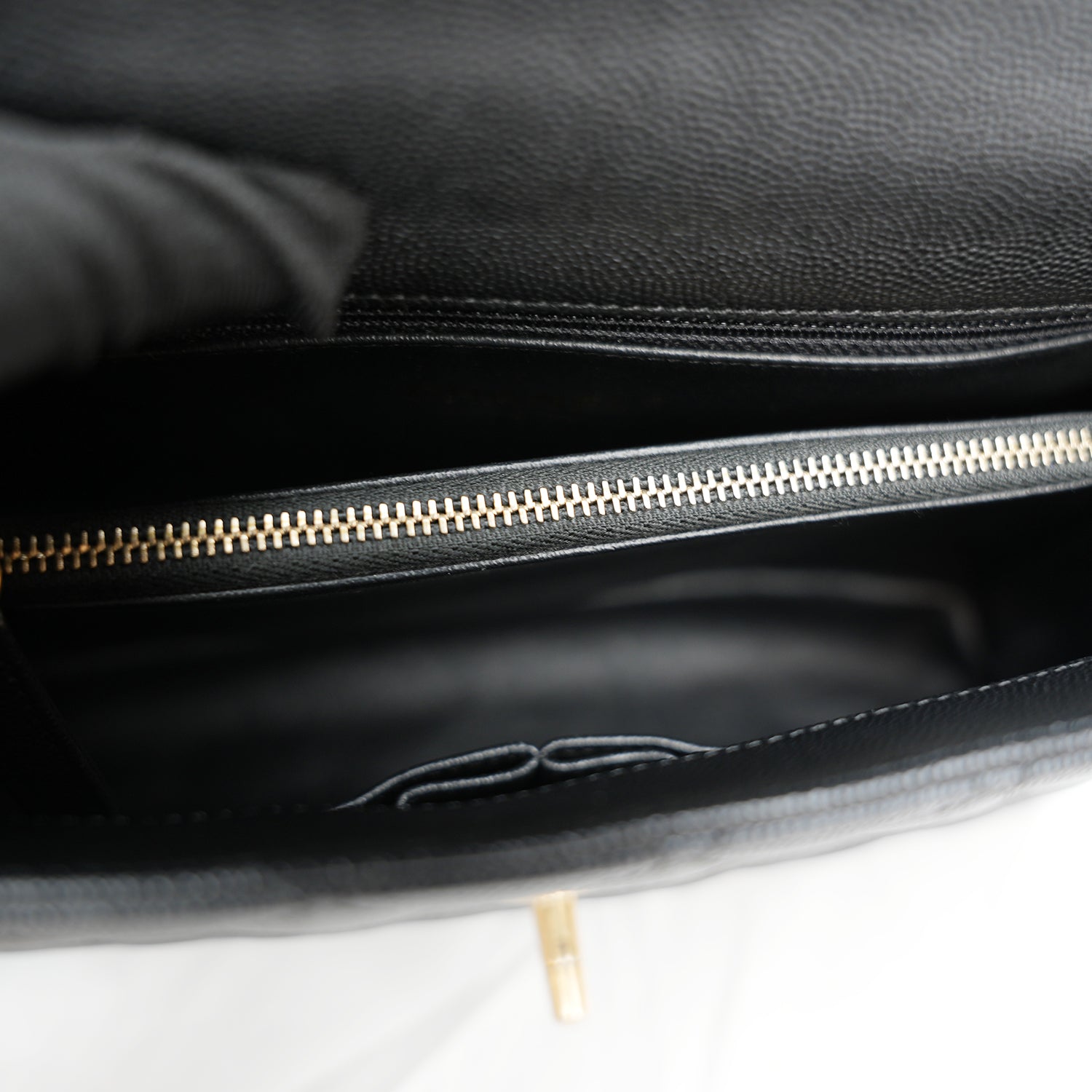 Chanel Coco Handle Media in Pelle Martellata Nera con Manico e Tracolla