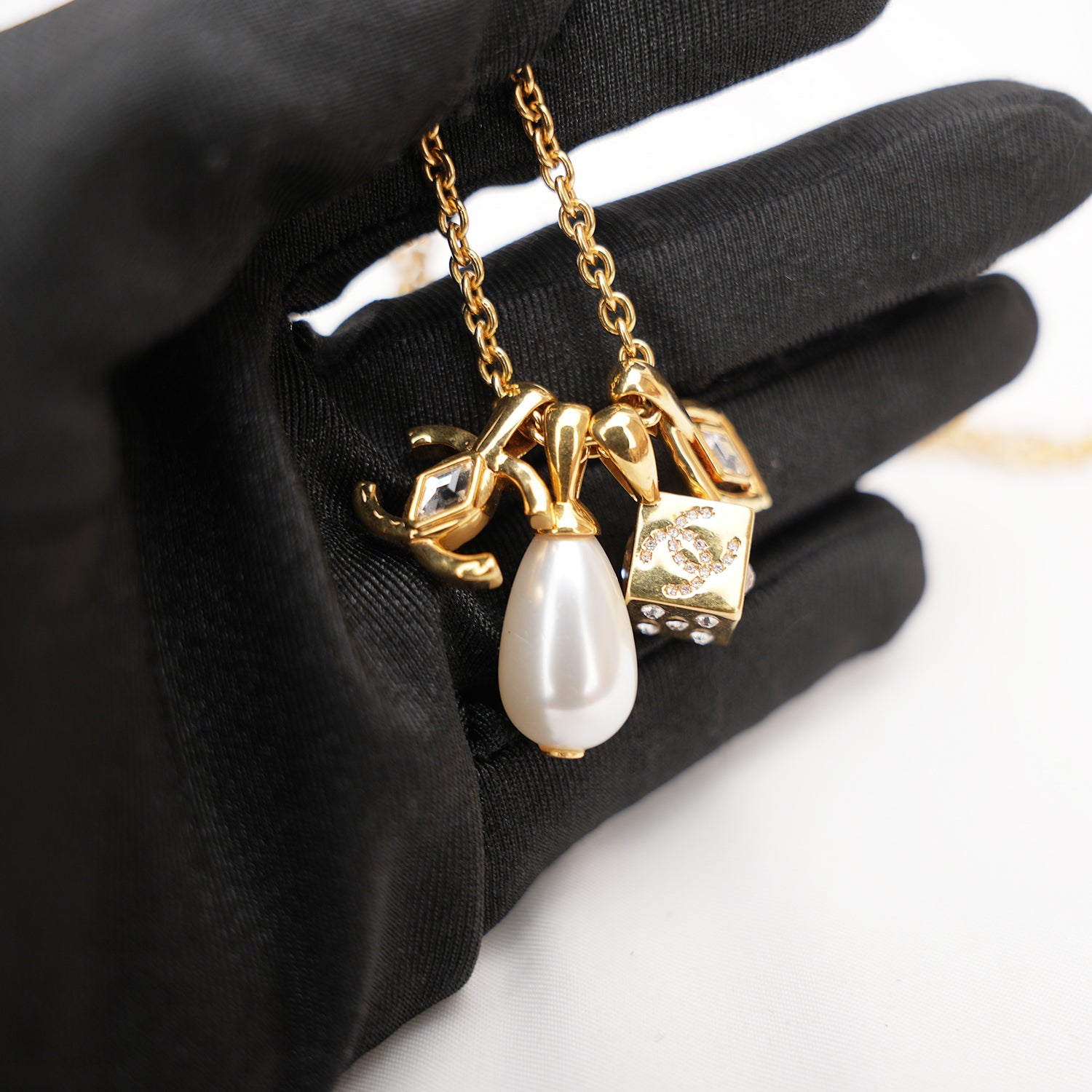 Chanel Collana CC Multicharm Oro con Perla e Cristalli