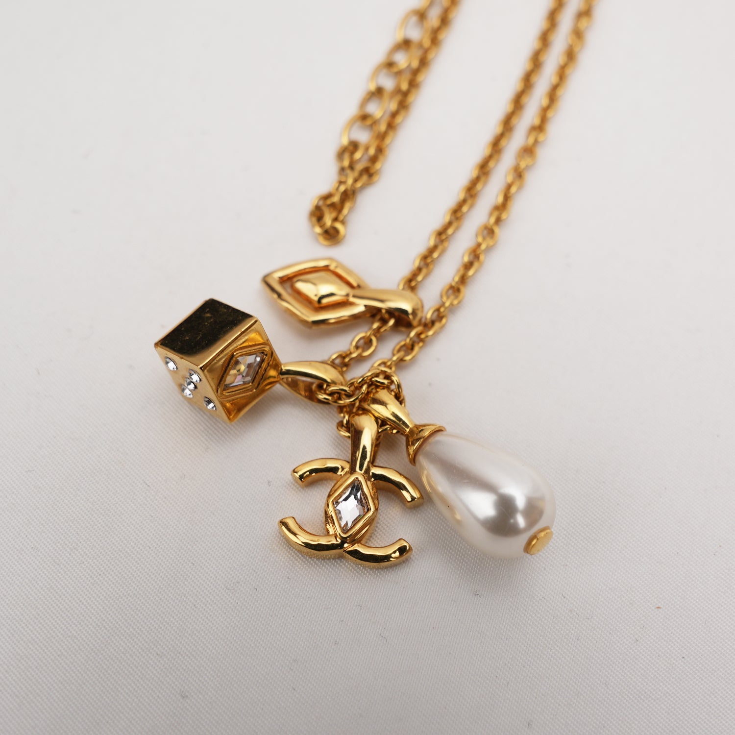 Chanel Collana CC Multicharm Oro con Perla e Cristalli