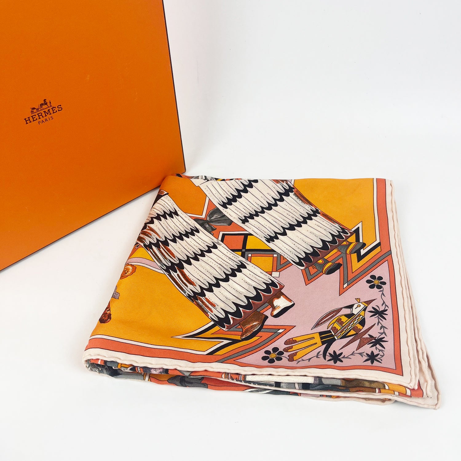 Hermès Carré 90 “Kachinas” Foulard in Seta Multicolore