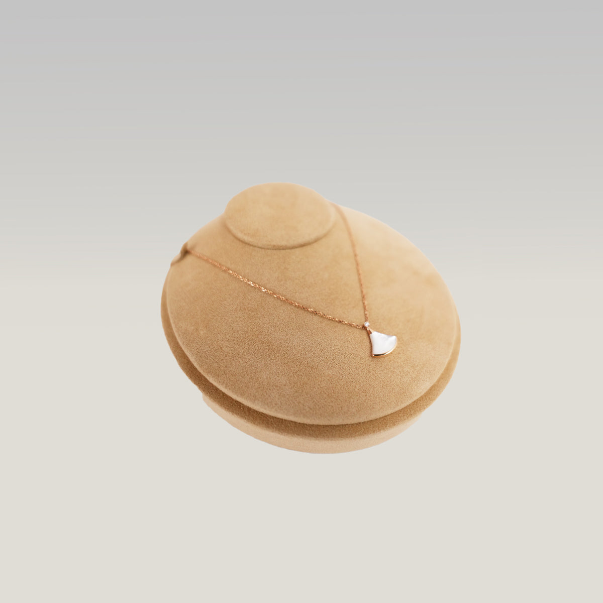 Bvlgari Divas’ Dream Collana in Oro Rosa 18 kt con Madreperla Bianca e Diamante