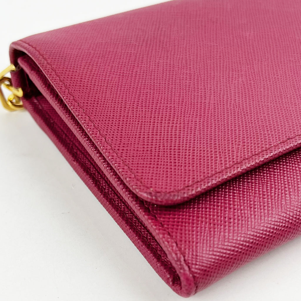 Prada Portafoglio Continental in Pelle Saffiano Rosa Tamaris con Catena Dorata