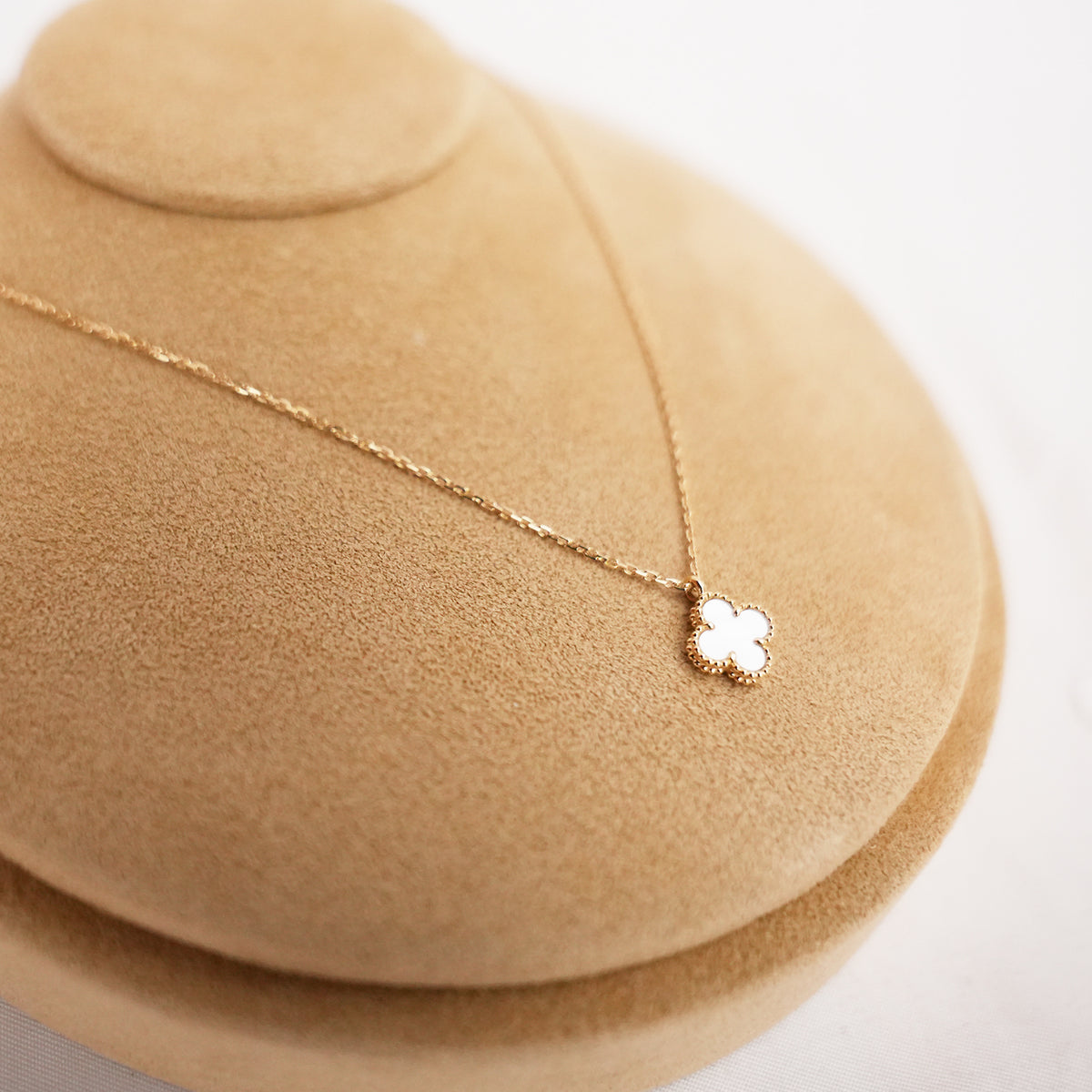 Van Cleef & Arpels Sweet Alhambra Collana in Madreperla Bianca e Oro Giallo 18K 2018