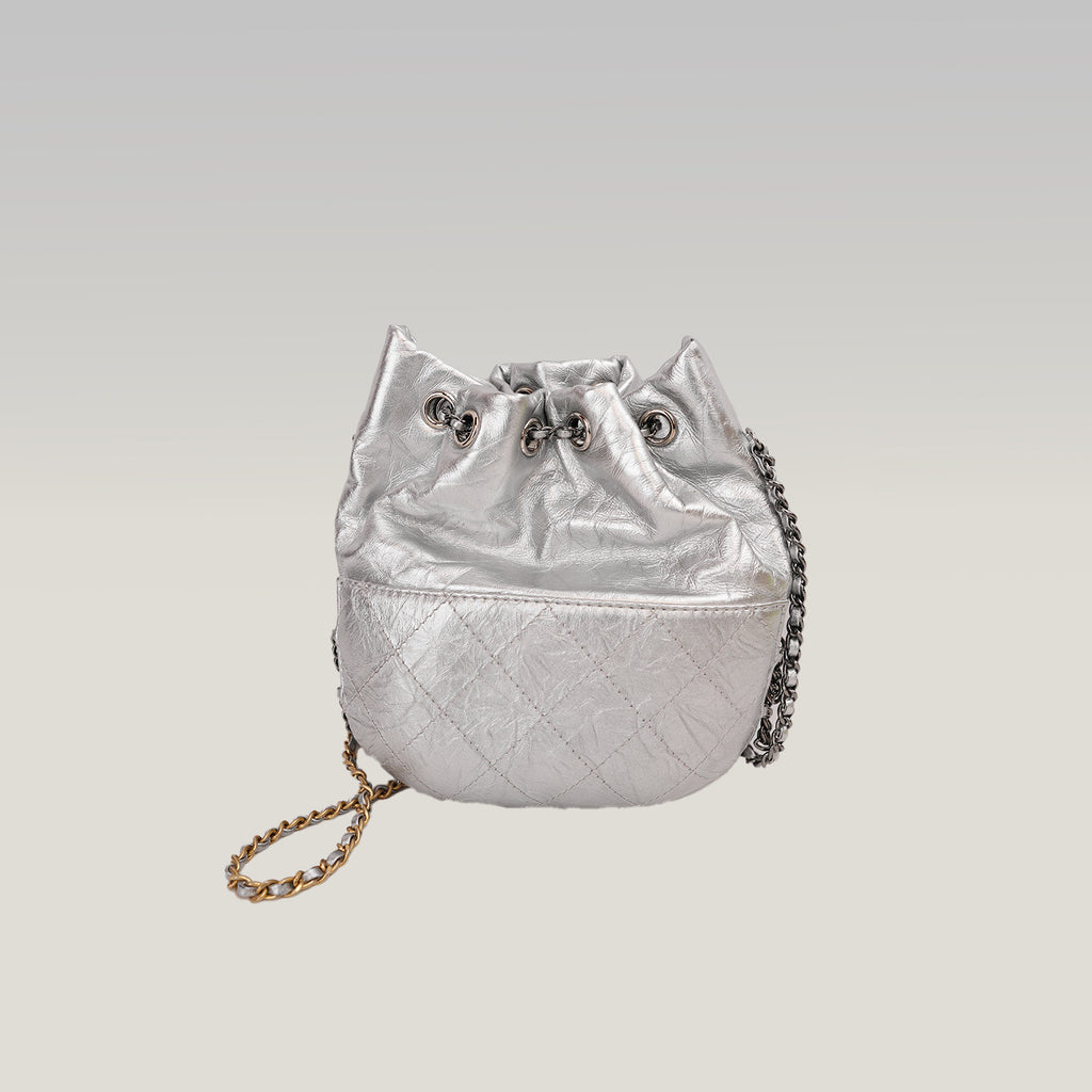 Chanel Borsa Secchiello Vintage in Pelle di Vitello Argentata Matelassé con Logo CC Dorato – Serie 24