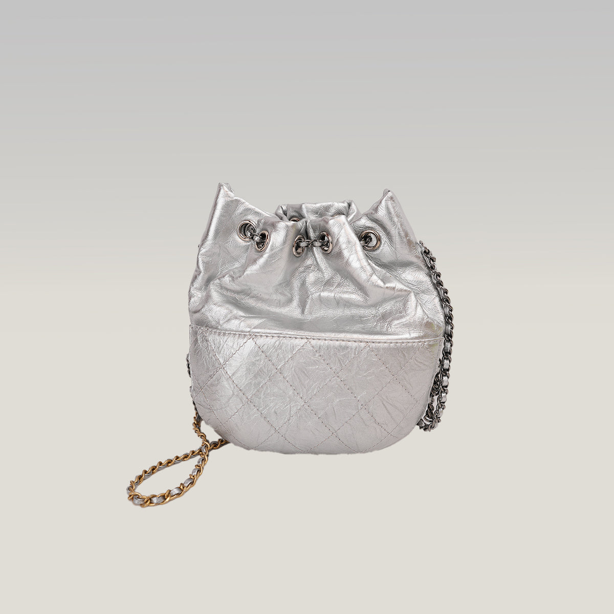 Chanel Borsa Secchiello Vintage in Pelle di Vitello Argentata Matelassé con Logo CC Dorato – Serie 24