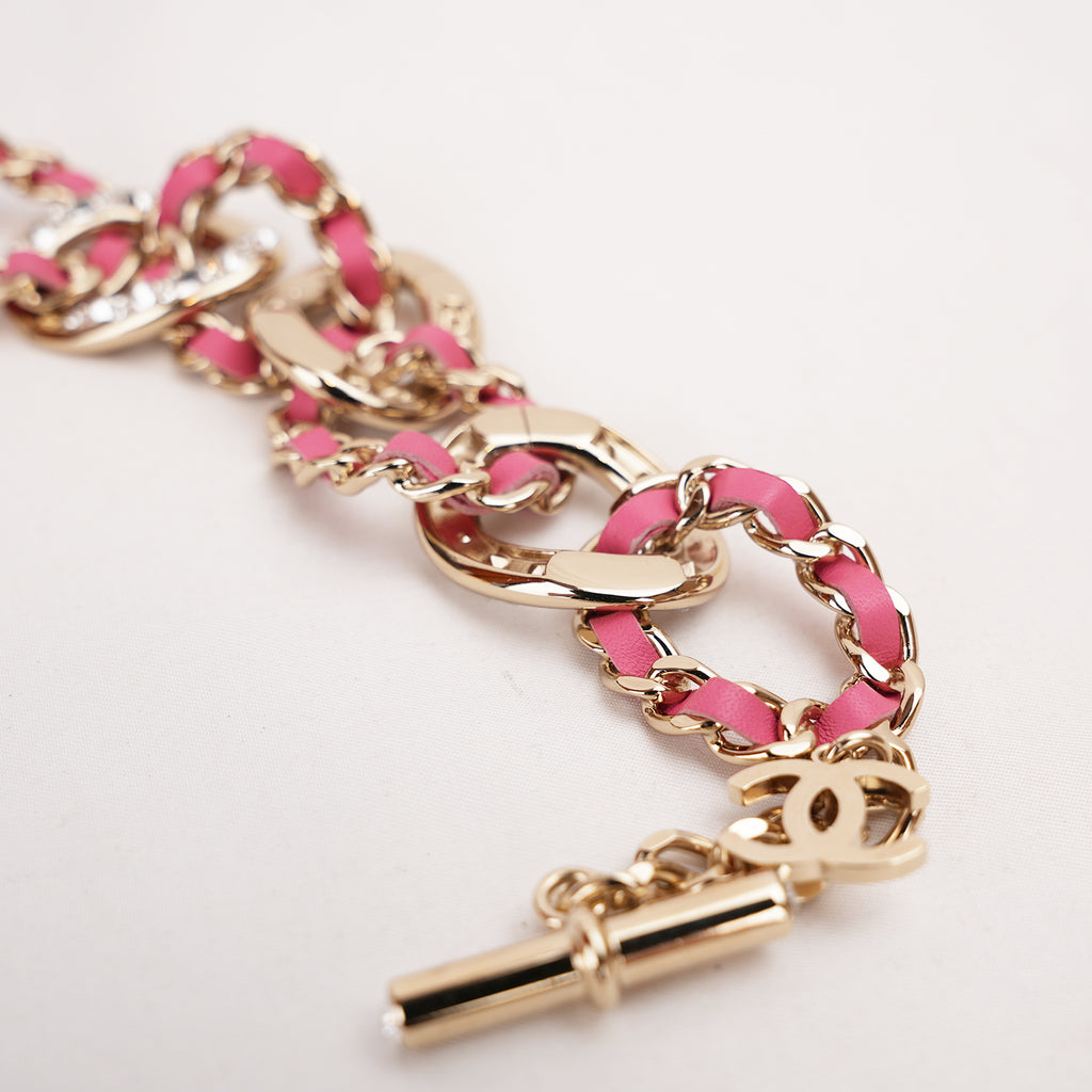 Chanel Bracciale Vintage del 2018 in Metallo con Catena Intrecciata in Pelle Rosa e Logo CC