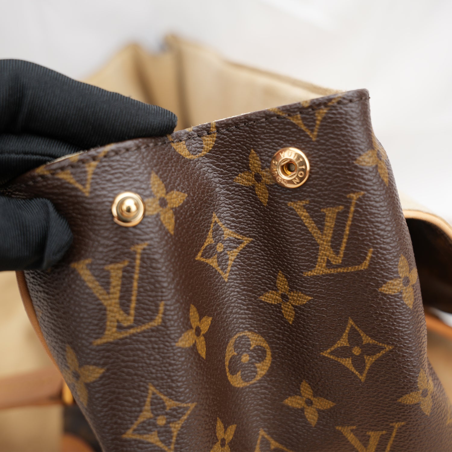 Louis Vuitton Beverly Monogram – Monogram Canvas Handbag with Leather Trim 