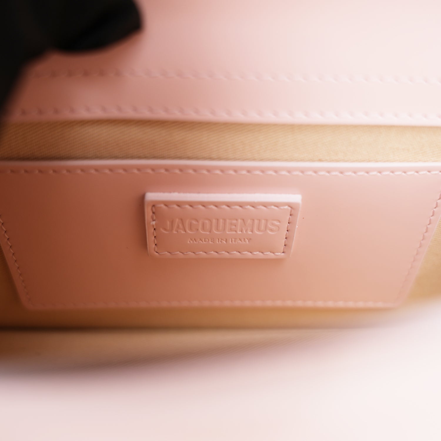 Jacquemus Le Grand Bambino Rosa Pallido in Pelle Verniciata con Manico e Tracolla