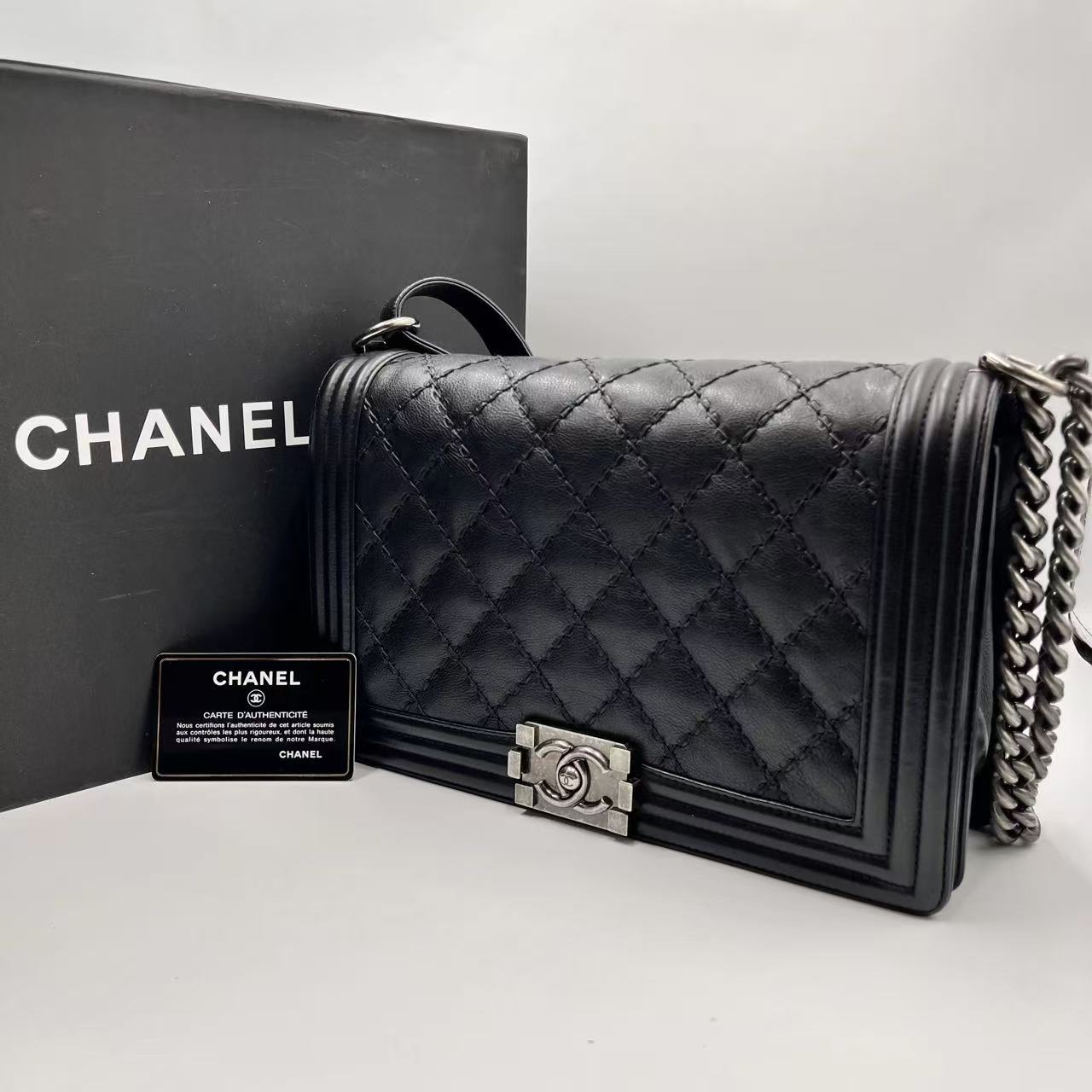 Chanel Le Boy nero in pelle di vitello martellata trapuntata
