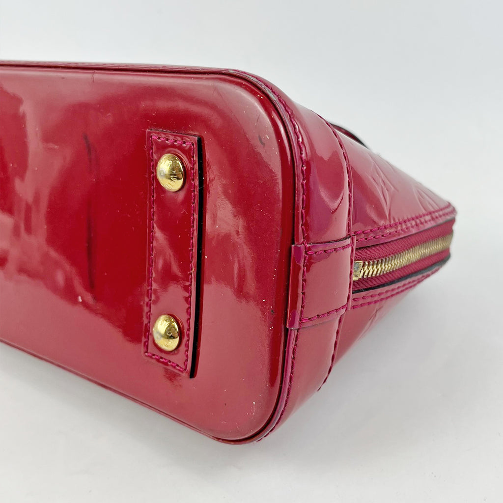 Louis Vuitton Alma BB Borsa in Pelle Vernis Rossa con Tracolla e Doppi Manici