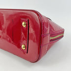 Louis Vuitton Alma BB Borsa in Pelle Vernis Rossa con Tracolla e Doppi Manici
