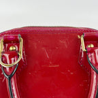 Louis Vuitton Alma BB Borsa in Pelle Vernis Rossa con Tracolla e Doppi Manici