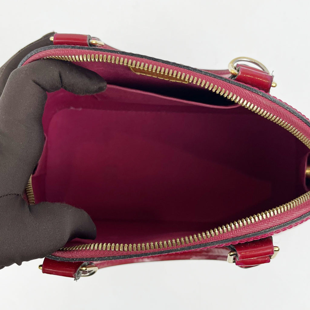 Louis Vuitton Alma BB Borsa in Pelle Vernis Rossa con Tracolla e Doppi Manici