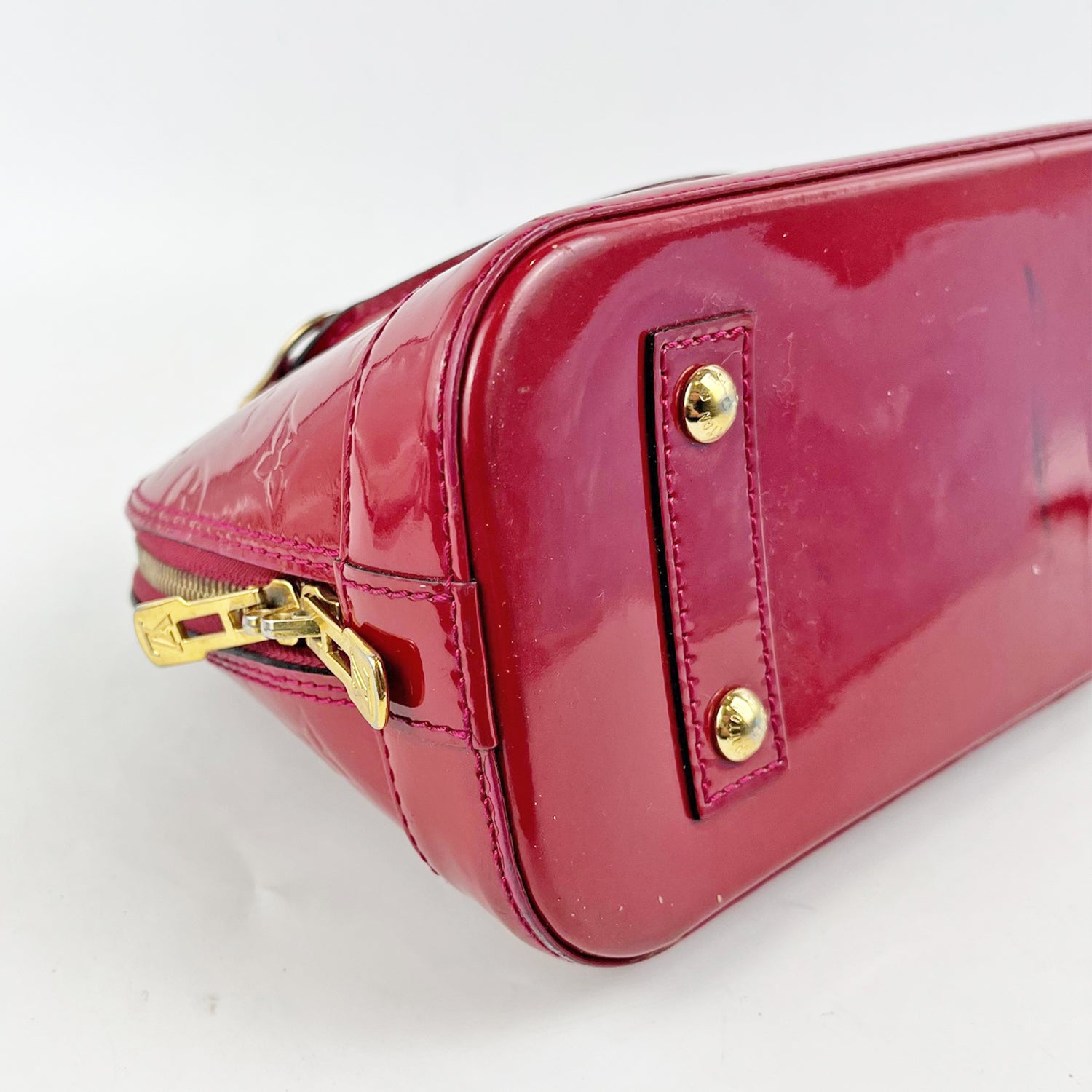 Louis Vuitton Alma BB Borsa in Pelle Vernis Rossa con Tracolla e Doppi Manici