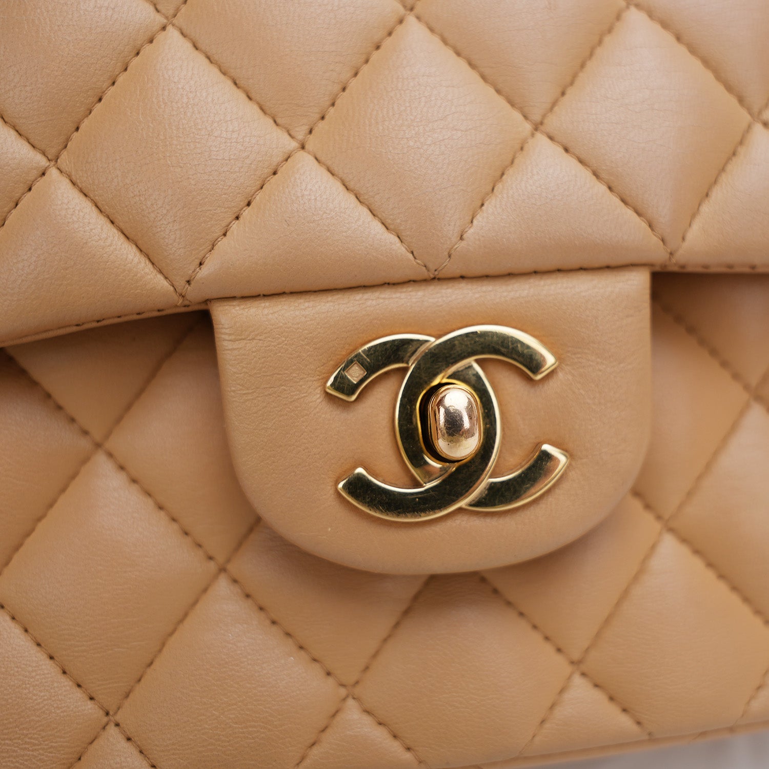 Chanel Classic Flap Borsa a Spalla in Pelle di Vitello Beige