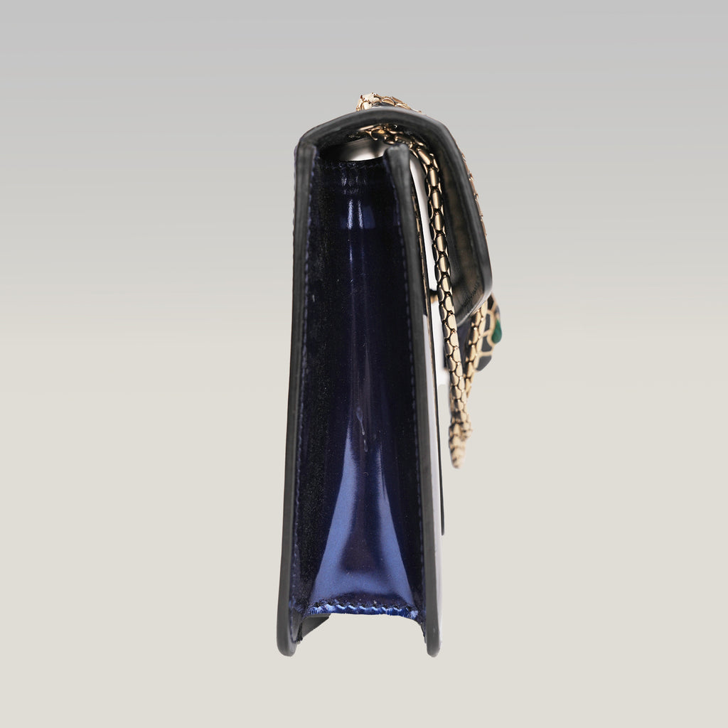 Bvlgari Serpenti in vernice blu con chiusura Snake Head