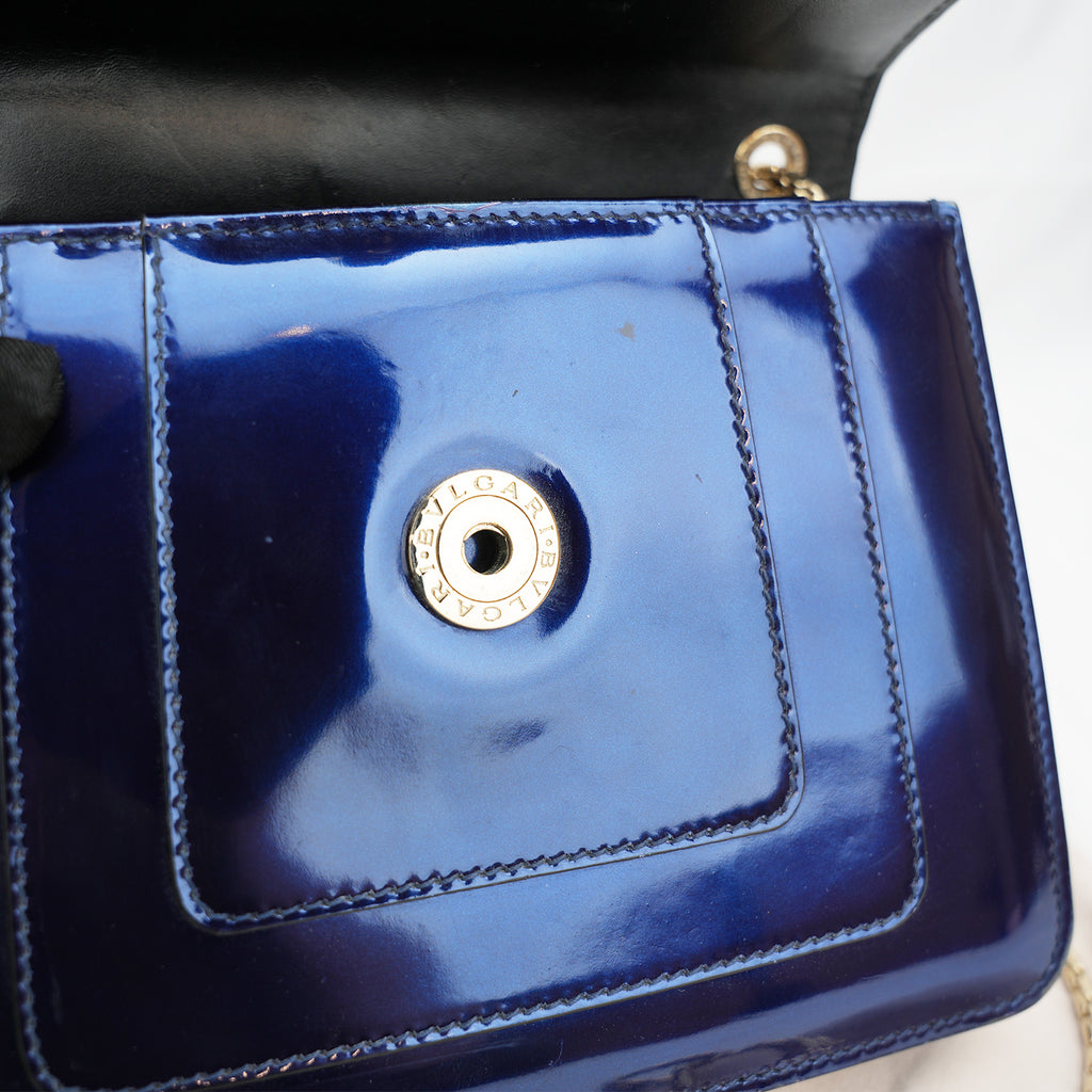 Bvlgari Serpenti in vernice blu con chiusura Snake Head