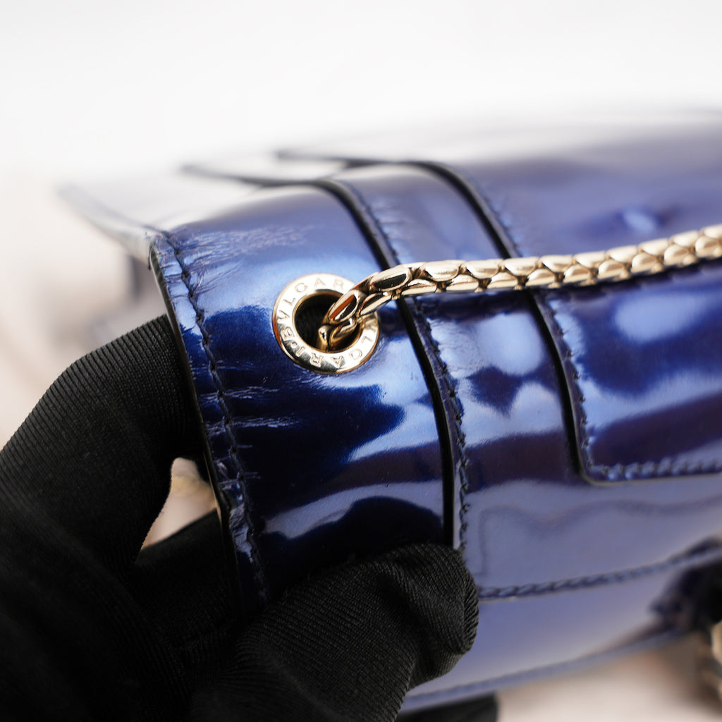 Bvlgari Serpenti in vernice blu con chiusura Snake Head