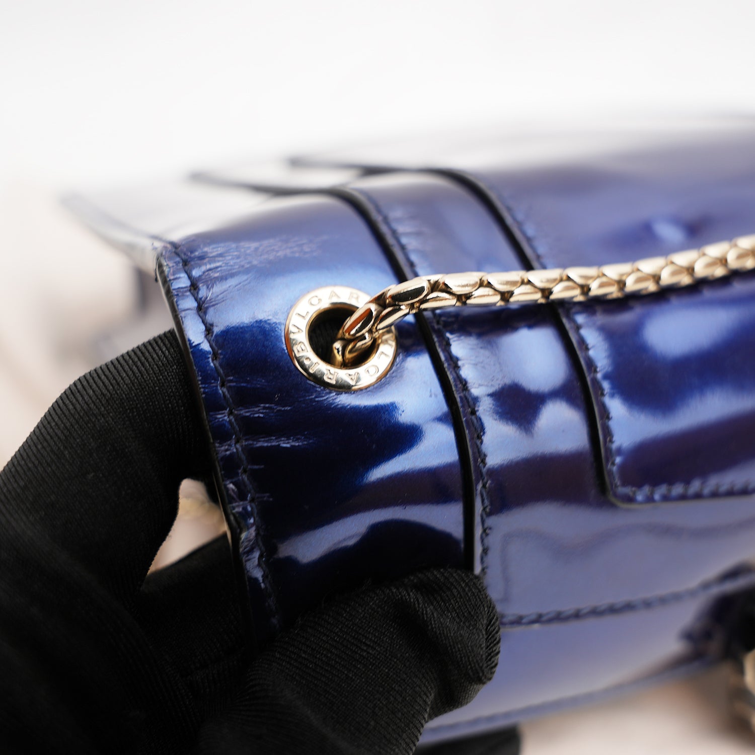 Bvlgari Serpenti in vernice blu con chiusura Snake Head