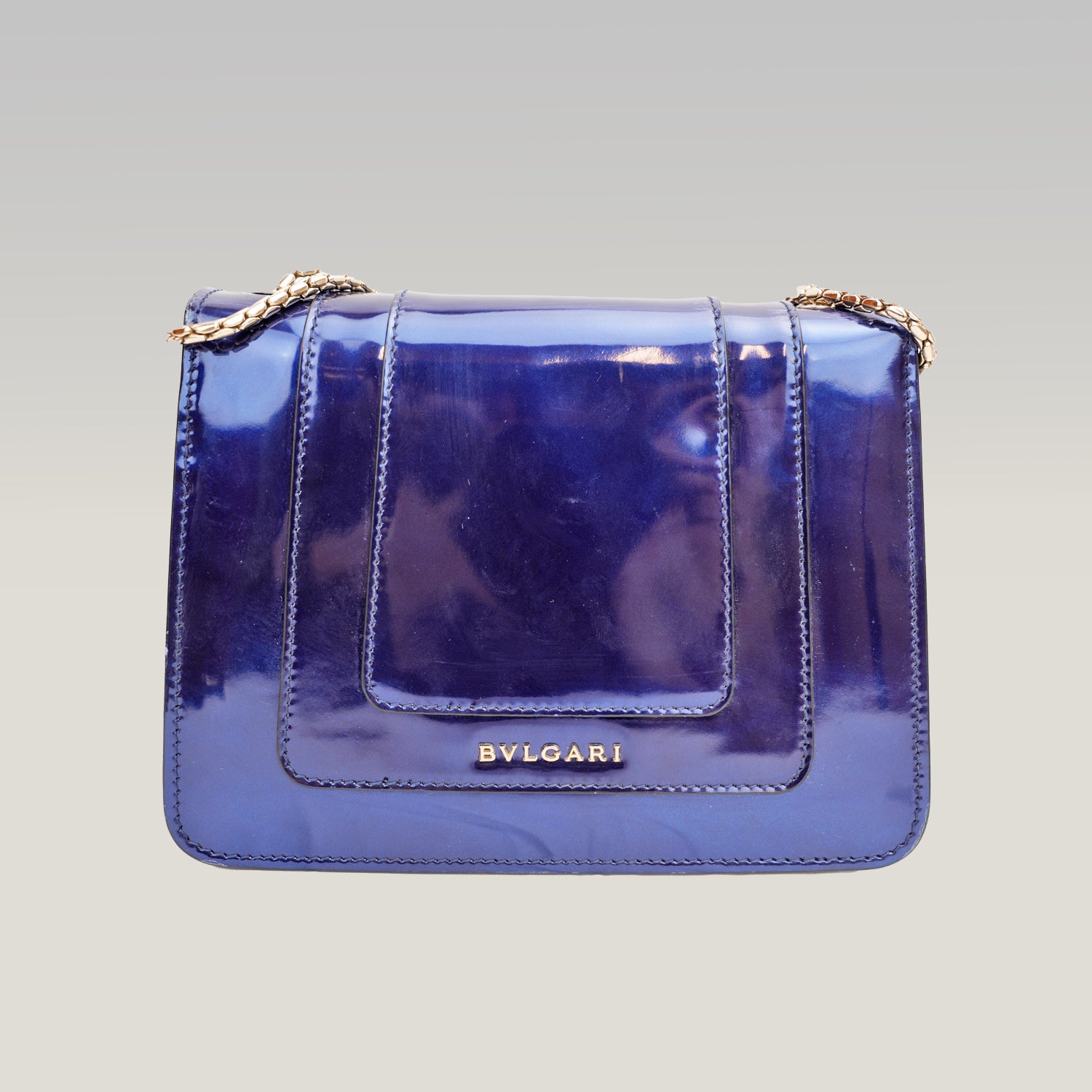 Bvlgari Serpenti in vernice blu con chiusura Snake Head