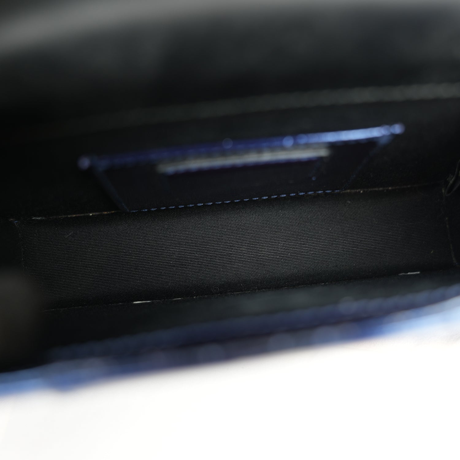 Bvlgari Serpenti in vernice blu con chiusura Snake Head