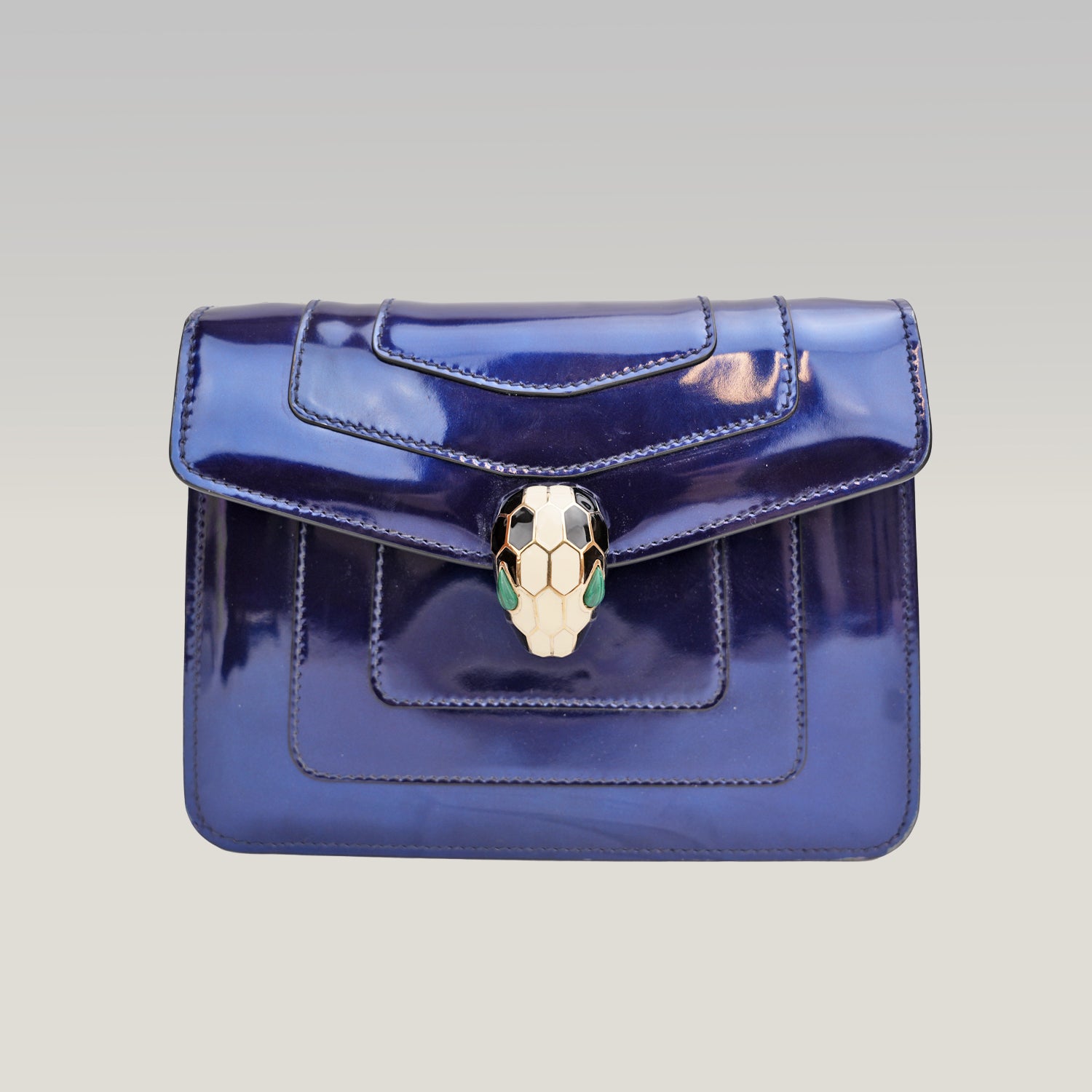 Bvlgari Serpenti in vernice blu con chiusura Snake Head