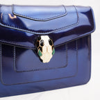 Bvlgari Serpenti in vernice blu con chiusura Snake Head