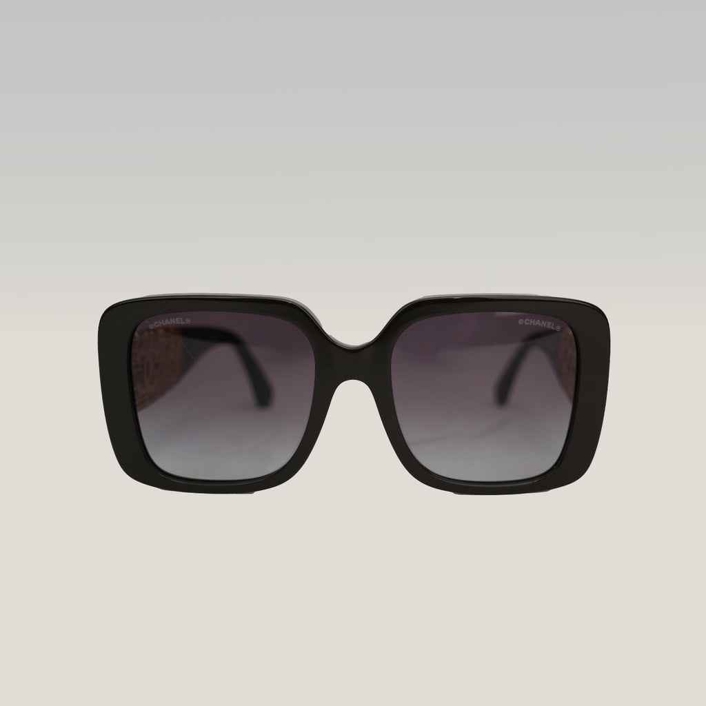 Chanel occhiali da sole neri con aste dorate effetto intrecciato CC