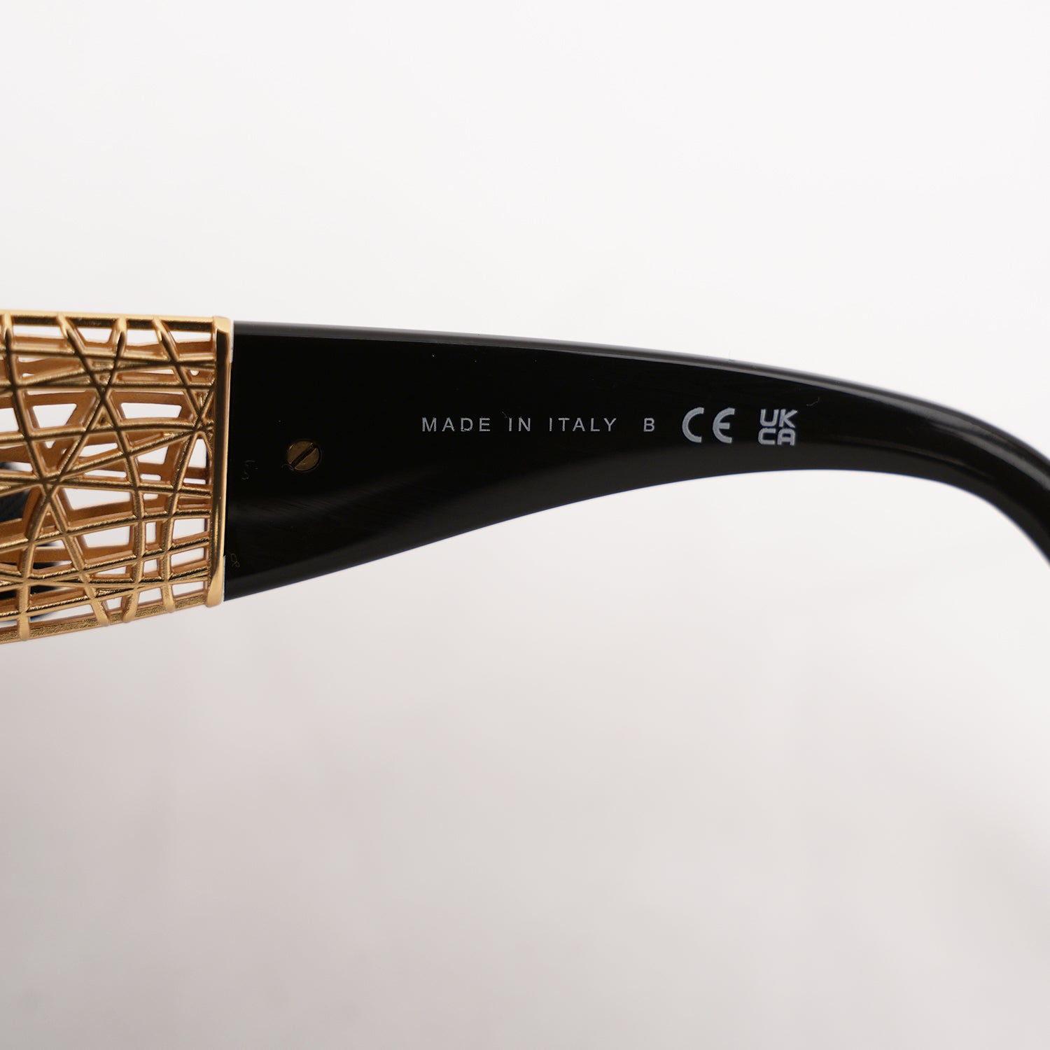 Chanel occhiali da sole neri con aste dorate effetto intrecciato CC